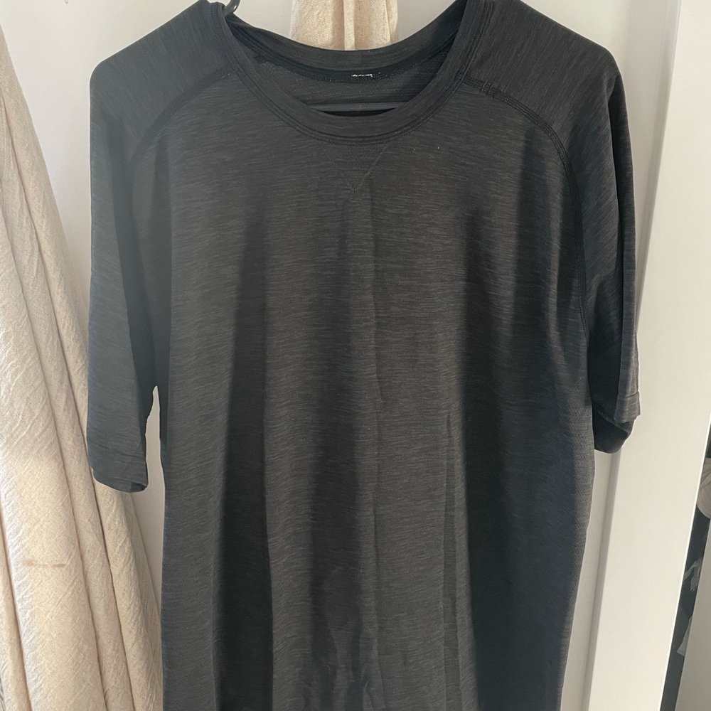 Men’s XL Lululemon athletic workout shirt. Color black, great condition.